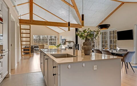 Goti - 400M from the Sea: Küche, Holz, Decke, Möbel, Interior Design, Countertop, Flooring, Light Fixture, Beleuchtung, Stuhl