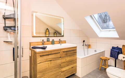 Traumzeit: Armatur, Badezimmerschrank, Flooring, Badezimmer, Interior Design, Zapfhahn, Fussboden, Sinken, Installation, Bad Sink