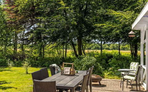 Friderica - 30Km from the Sea: Möbel, Baum, Gartenmöbel, Stuhl, Tabelle, Strauch, Garten, Tisch Im Freien, Grundstueck