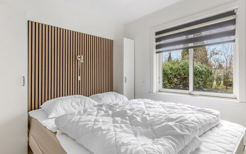 Friderica - 30Km from the Sea: Interior Design, Schlafzimmer, Wand, Bett, Holz, Decke, Möbel, Flooring, Fussboden, Bedding