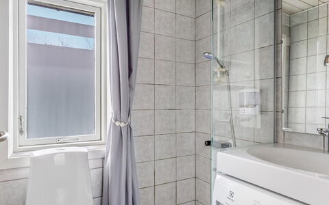 Friderica - 30Km from the Sea: Flooring, Fussboden, Armatur, Interior Design, Badezimmer, Sinken, Installation, Decke, Zapfhahn, Zimmer