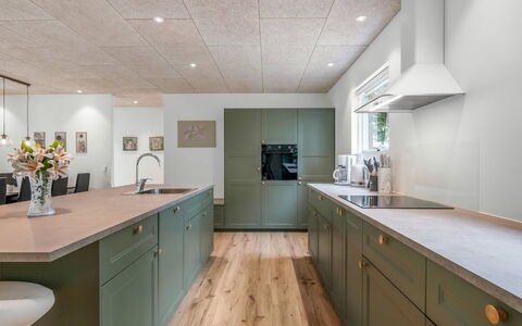Helina - 250M to the Fjord: Holz, Flooring, Decke, Küche, Interior Design, Fussboden, Countertop, Cabinetry, Küchengerät, Light Fixture