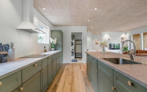 Helina - 250M to the Fjord: Flooring, Küche, Holz, Decke, Countertop, Interior Design, Fussboden, Küchengerät, Cabinetry, Major Appliance
