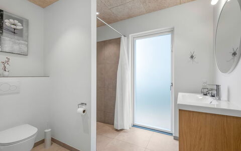 Helina - 250M to the Fjord: Flooring, Fussboden, Decke, Interior Design, Armatur, Installation, Zimmer, Sinken, Wohnung, Badezimmer