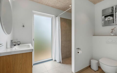 Helina - 250M to the Fjord: Wand, Flooring, Fussboden, Armatur, Decke, Interior Design, Sinken, Installation, Zimmer, Badezimmer