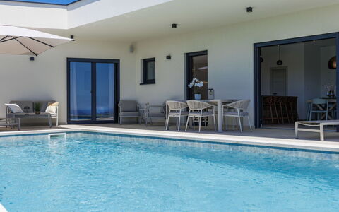 Florinda: Schwimmbad, Blau, Gartenmöbel, Möbel, Resort, Wohngebiet, Verbundwerkstoff, Fussboden, Zuhause, Estate