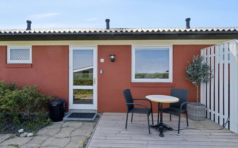 Maksimilian - 300M from the Sea: Möbel, Gartenmöbel, Geschirr, Tabelle, Drinkware, Stuhl, Tisch Im Freien, Essen, Flasche