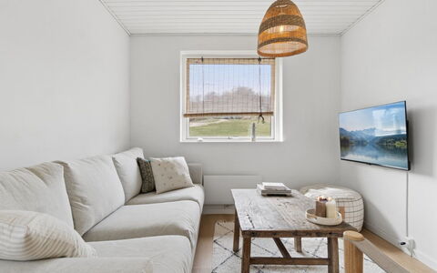 Maksimilian - 300M from the Sea: Wand, Interior Design, Holz, Couch, Flooring, Decke, Fussboden, Möbel, Wohnzimmer, Zuhause