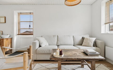 Maksimilian - 300M from the Sea: Möbel, Holz, Flooring, Interior Design, Fussboden, Couch, Wohnzimmer, Tabelle, Zuhause, Zimmer