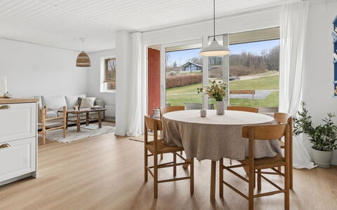 Maksimilian - 300M from the Sea: Möbel, Flooring, Interior Design, Fussboden, Holzboden, Holz, Küche & Esszimmer Tisch, Decke, Tabelle, Esszimmer