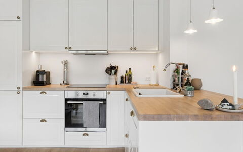 Maksimilian - 300M from the Sea: Küche, Countertop, Küchengerät, Cabinetry, Holz, Möbel, Flooring, Major Appliance, Interior Design, Light Fixture