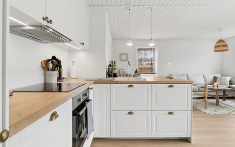 Maksimilian - 300M from the Sea: Flooring, Interior Design, Cabinetry, Countertop, Zuhause, Fussboden, Küche, Light Fixture, Schublade, Zapfhahn