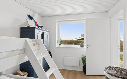 Maksimilian - 300M from the Sea: Möbel, Holz, Interior Design, Schlafzimmer, Fussboden, Flooring, Bett, Zuhause, Wohnung, Decke