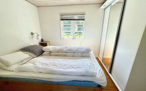 Annelouise - 180M to the Fjord: Bett, Schlafzimmer, Fussboden, Holz, Flooring, Bettdecke, Interior Design, Bedding, Möbel, Bettrahmen