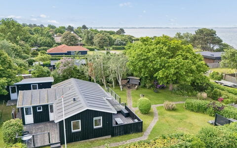 Marillia - 75M from the Sea: Wohngebiet, Haus, Zuhause, Landschaft, Dach, Estate, Hütte, Landscaping, Vorort, Rasen