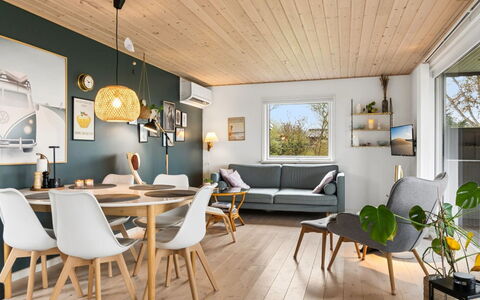 Marillia - 75M from the Sea: Möbel, Interior Design, Flooring, Holz, Decke, Zuhause, Wohnzimmer, Holzboden, Tabelle, Fussboden