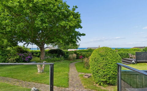 Marillia - 75M from the Sea: Strauch, Garten, Schatten, Landscaping, Rasen, Walkway, Ozean, Park, Zaun