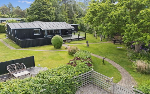 Marillia - 75M from the Sea: Gras, Strauch, Garten, Zuhause, Grundstueck, Dach, Ground, Hütte, Rasen