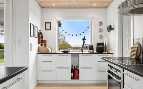 Marillia - 75M from the Sea: Küche, Küchengerät, Countertop, Flooring, Cabinetry, Major Appliance, Interior Design, Möbel, Holz, Haushaltsgerät