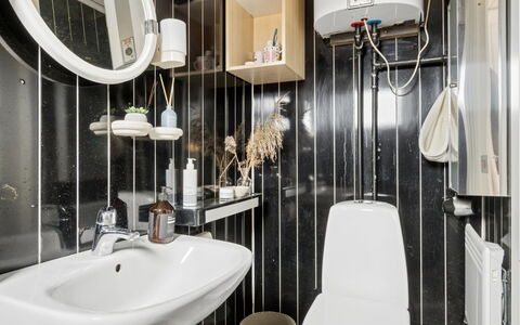 Marillia - 75M from the Sea: Interior Design, Armatur, Flooring, Sinken, Bad Sink, Beleuchtung, Zapfhahn, Installation, Fussboden, Badezimmer