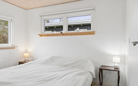 Marillia - 75M from the Sea: Holz, Schlafzimmer, Interior Design, Bett, Decke, Flooring, Fussboden, Bettdecke, Bedding, Linens
