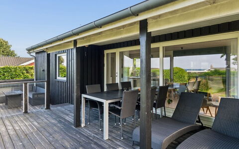Marillia - 75M from the Sea: Holz, Veranda, Schatten, Planke, Deck, Hartholz, Holzbeize, Walkway, Zaun, Balkon
