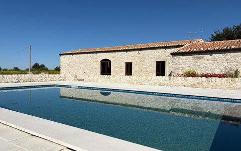 Villa Palmento: Verbundwerkstoff, Schwimmbad, Estate, Villa, Steinwand, Hazienda, Resort, Water Feature