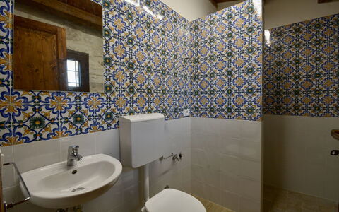 Villa Palmento: Flooring, Badezimmer, Fussboden, Fliese, Armatur, Interior Design, Mosaik, Toilleten Sitz, Installation, Toilette