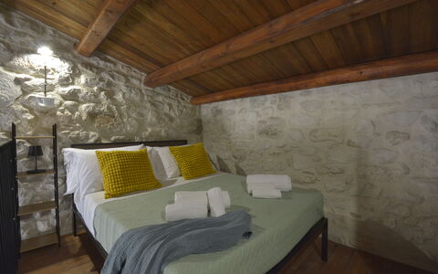 Villa Palmento: Wand, Schlafzimmer, Interior Design, Flooring, Bett, Fussboden, Zuhause, Decke, Bettdecke, Bedding