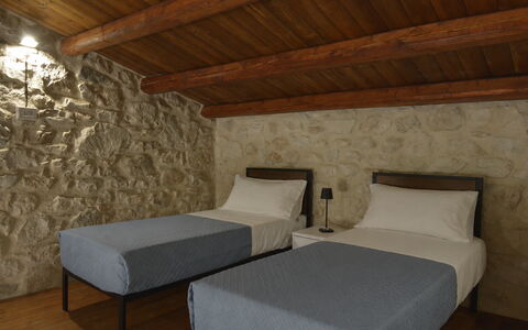 Villa Palmento: Wand, Möbel, Interior Design, Schlafzimmer, Fussboden, Bett, Bettrahmen, Steinwand, Zimmer, Bedding