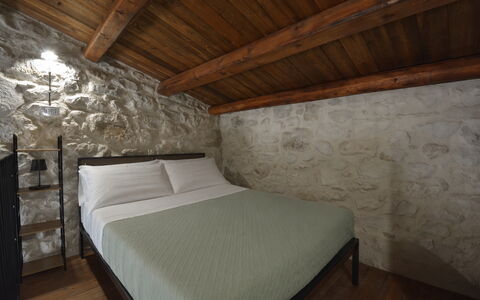 Villa Palmento: Wand, Schlafzimmer, Decke, Bettrahmen, Bett, Bedding, Steinwand, Bettdecke, Linens, Matratze