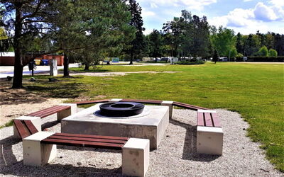 Hradec Kralove 4: Öffentlicher Raum, Außenbank, Bank, Park, Gartenmöbel, Garten, Rasen, Picknicktisch, Schatten