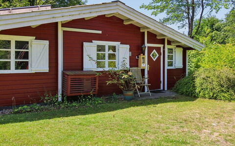 Jalina - 30Km from the Sea: Holz, Haus, Hütte, Dach, Tür, Zuhause, Strauch, Grundstueck, Ländliches Gebiet, Abstellgleis
