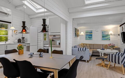 Jalina - 30Km from the Sea: Möbel, Interior Design, Flooring, Holz, Decke, Fussboden, Holzboden, Zuhause, Beleuchtung, Wohnzimmer