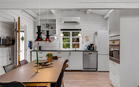 Jalina - 30Km from the Sea: Flooring, Küche, Möbel, Holz, Holzboden, Interior Design, Fussboden, Decke, Major Appliance, Küchengerät