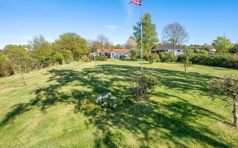 Niels - 1.3Km from the Sea: Himmel, Blau, Daytime, Landschaft, Einfach, Grundstueck, Rasen, Garten, Landscaping, Wiese