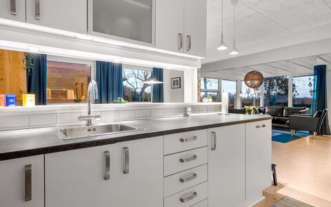 Niels - 1.3Km from the Sea: Küche, Countertop, Interior Design, Küchengerät, Flooring, Cabinetry, Sinken, Decke, Major Appliance, Armatur