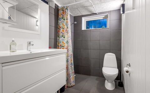 Niels - 1.3Km from the Sea: Flooring, Armatur, Fussboden, Interior Design, Sinken, Installation, Badezimmerschrank, Toilette, Fliese, Badezimmer