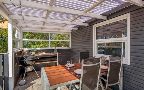 Niels - 1.3Km from the Sea: Möbel, Holz, Interior Design, Flooring, Fussboden, Stuhl, Zimmer, Decke, Wohnzimmer, Wohnung