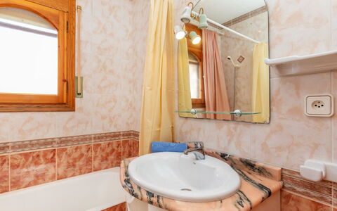 Pins: Armatur, Interior Design, Flooring, Bad Sink, Fussboden, Sinken, Badezimmer, Zapfhahn, Zimmer, Installation