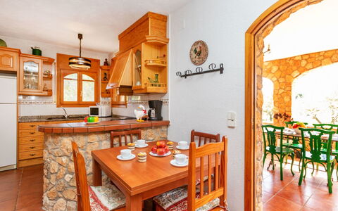 Pins: Interior Design, Orange, Möbel, Küche, Stuhl, Cabinetry, Zimmerpflanze, Holzbeize, Steinwand, Countertop