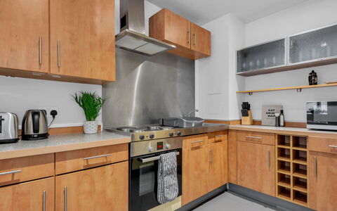 Lawerence Apartment: Boot, Gewässer, Watercraft, Boote Und Boating - Geräte Und Materialien, Wasserweg, Kanal, Yachthafen, Schiff, Schiffsbau, Küsten Und Ozeanische Forms