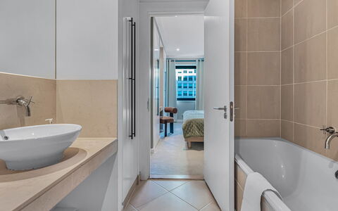 Discovery Apartments: Boot, Gewässer, Watercraft, Boote Und Boating - Geräte Und Materialien, Wasserweg, Kanal, Yachthafen, Schiff, Schiffsbau, Küsten Und Ozeanische Forms