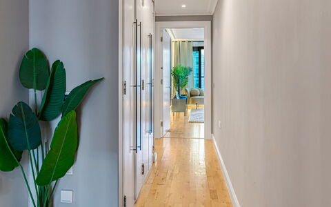 Discovery Apartments: Boot, Gewässer, Watercraft, Boote Und Boating - Geräte Und Materialien, Wasserweg, Kanal, Yachthafen, Schiff, Schiffsbau, Küsten Und Ozeanische Forms