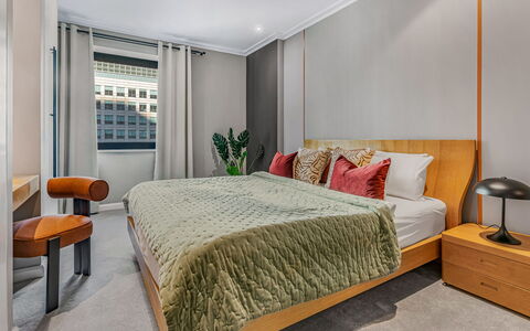 Discovery Apartments: Boot, Gewässer, Watercraft, Boote Und Boating - Geräte Und Materialien, Wasserweg, Kanal, Yachthafen, Schiff, Schiffsbau, Küsten Und Ozeanische Forms
