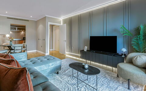 Discovery Apartments: Boot, Gewässer, Watercraft, Boote Und Boating - Geräte Und Materialien, Wasserweg, Kanal, Yachthafen, Schiff, Schiffsbau, Küsten Und Ozeanische Forms