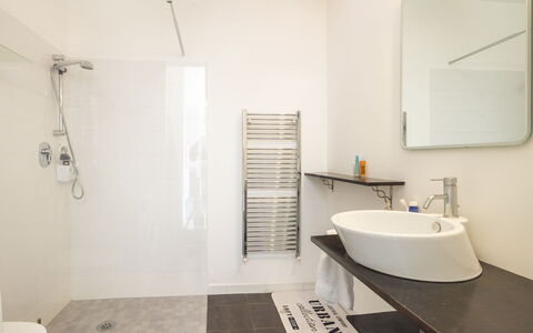 Lake & Pool: Interior Design, Flooring, Fussboden, Armatur, Badezimmer, Decke, Zapfhahn, Zimmer, Installation, Beleuchtung
