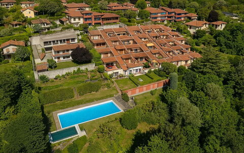 Lake & Pool: Wohngebiet, Haus, Dach, Strauch, Landschaft, Zuhause, Ländliches Gebiet, Estate, Urban Design, Vogelperspektive