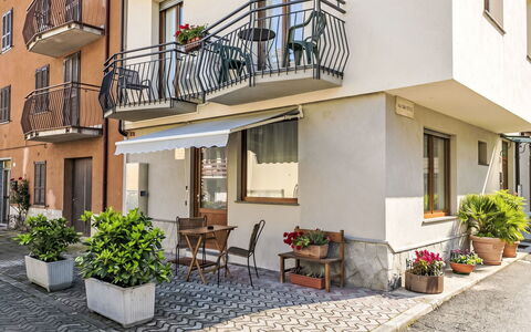 Mimi: Blumentopf, Tür, Balkon, Zimmerpflanze, Wohnung, Markise, Farbe