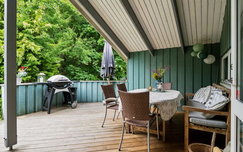 Niela - 700M from the Sea: Holz, Möbel, Stuhl, Veranda, Gartenmöbel, Schatten, Deck, Holzbeize, Hartholz, Blumentopf
